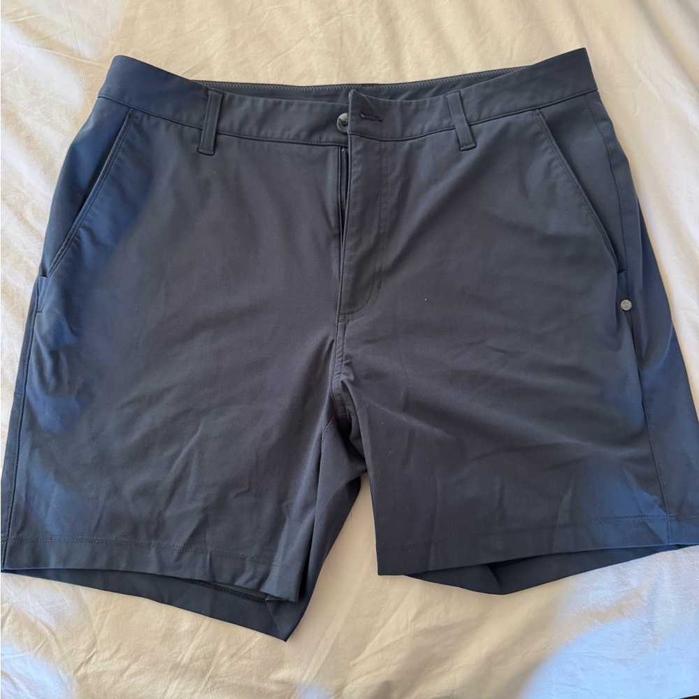 Vuori Men's Charcoal 6 inch shorts